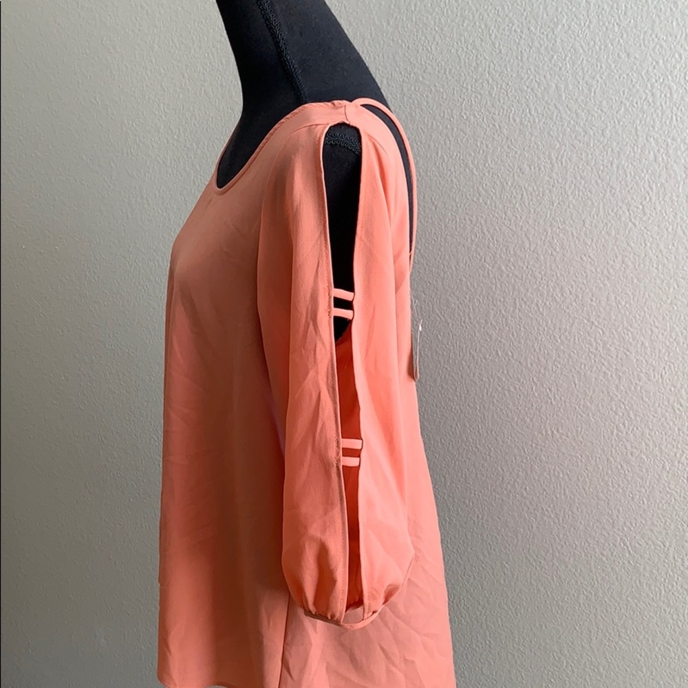 NWT c’est la vie side out blouse. M. BEAUTIFUL!